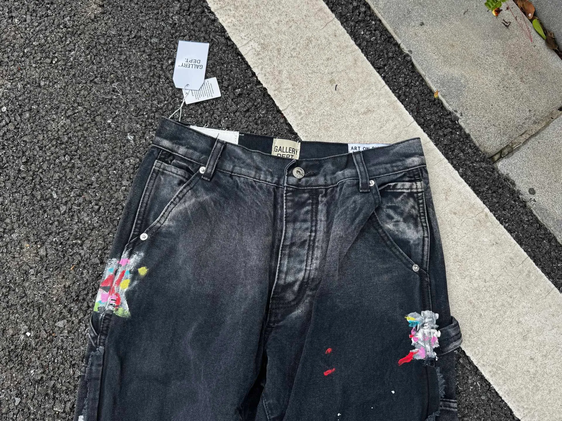 P250💰G95 GALLERY DEPT. Spliced ​​patches, ink-splashed denim bell-bottoms, washed distressed spliced ​​jeans, denim washing factory. During the process, the owner of the washing factory helped introduce a boss who once worked at the Levi OEM factory and then started his own business. This also paved the way for the following styles. Therefore, Levi's remodeled single product for the base plate is really familiar. Whether it is the fabrics supplied or the lathes used in production, there is nothing to choose from. -Color: Black -Size: S-XXL (corresponding to 28-36)